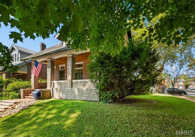 Photo 3 of Single family home for sale at 1103 Bellerive Blvd, St Louis, MO 63111 | MLS# MIS26054493 | Listing updated on 2026-09-07