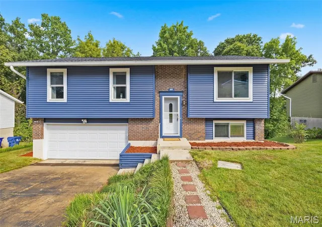 Photo 1 of Single family home for sale at 809 Ron Dr, Fenton, MO 63026 | MLS# MIS26054503 | Listing updated on 2026-10-09