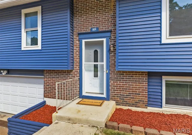 Photo 2 of Single family home for sale at 809 Ron Dr, Fenton, MO 63026 | MLS# MIS26054503 | Listing updated on 2026-10-09