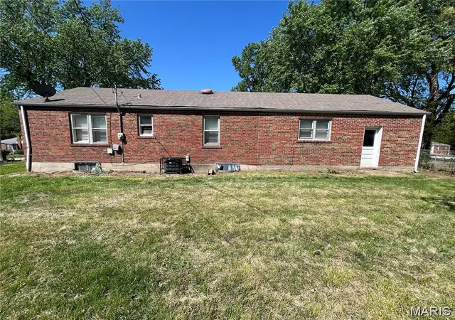 11th image of 106 Henquin Dr, St Louis, MO 63135 | MLS# MIS26054509