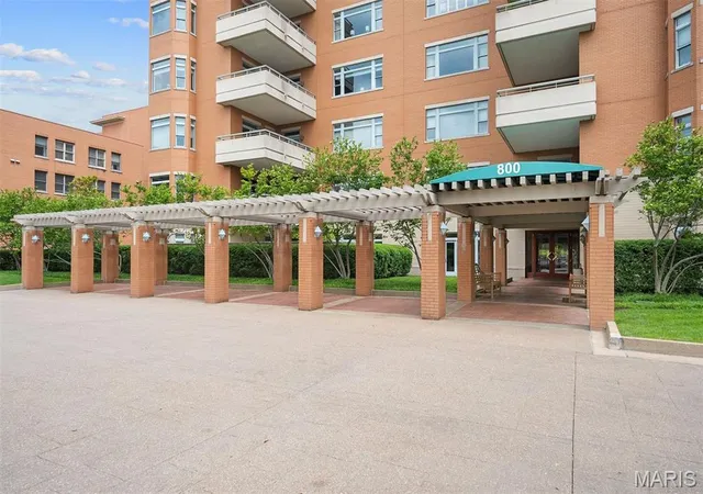 Photo 2 of Condo for sale at 800 S Hanley Rd #2B, Clayton, MO 63105 | MLS# MIS26054517 | Listing updated on 2026-09-02