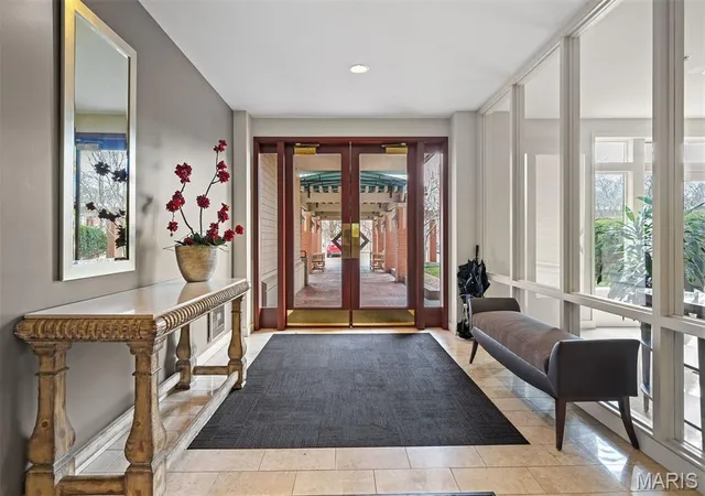 Photo 3 of Condo for sale at 800 S Hanley Rd #2B, Clayton, MO 63105 | MLS# MIS26054517 | Listing updated on 2026-09-02