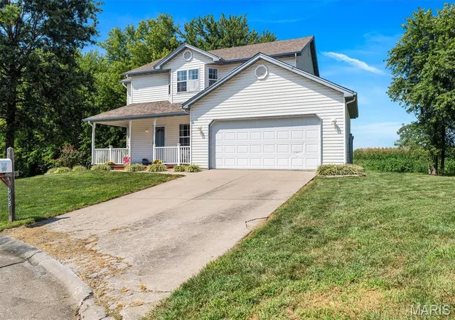 Photo 2 of Single family home for sale at 908 Amesbury Ct, Belleville, IL 62221 | MLS# MIS26054535 | Listing updated on 2026-09-14