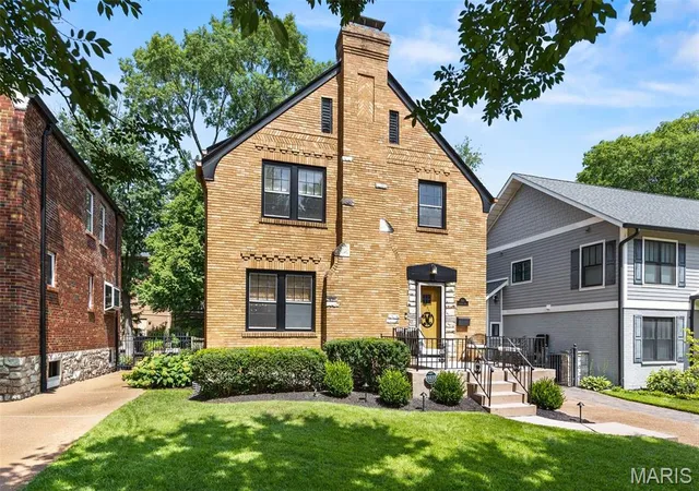Photo 2 of Sale Pending at 7307 Northmoor Dr, University City, MO 63105 | MLS# MIS26054543 | Listing updated on 2026-08-29