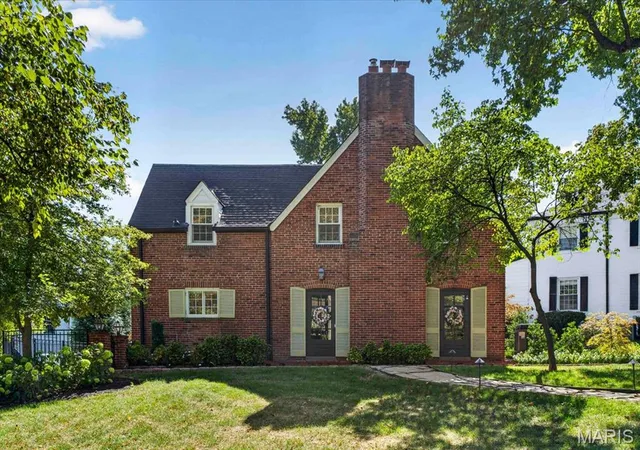 Photo 2 of Single family home for sale at 35 Willow Hl Rd, Saint Louis, MO 63124 | MLS# MIS26054545 | Listing updated on 2026-10-20