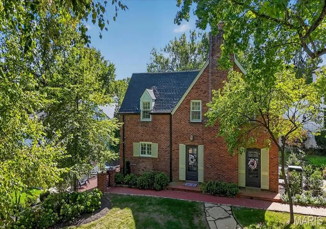 Photo 3 of Single family home for sale at 35 Willow Hl Rd, Saint Louis, MO 63124 | MLS# MIS26054545 | Listing updated on 2026-10-20