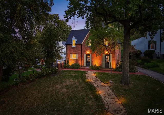 Photo 1 of Single family home for sale at 35 Willow Hl Rd, Saint Louis, MO 63124 | MLS# MIS26054545 | Listing updated on 2026-10-20