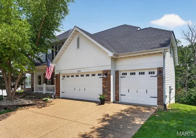 Photo 3 of Sale Pending at 1028 Stone Spring Ct, Eureka, MO 63025 | MLS# MIS26054546 | Listing updated on 2026-09-03