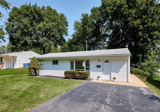 Photo 1 of Sale Pending at 9527 Margo Ann Ln, St Louis, MO 63134 | MLS# MIS26054554 | Listing updated on 2026-09-02