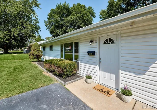 Photo 2 of Sale Pending at 9527 Margo Ann Ln, St Louis, MO 63134 | MLS# MIS26054554 | Listing updated on 2026-09-02
