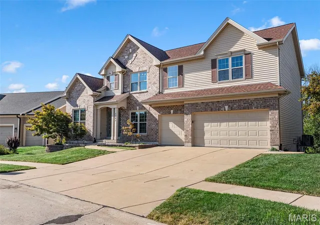 Photo 2 of Single family home for sale at 1045 Hawkins Bnd Dr, Fenton, MO 63026 | MLS# MIS26054556 | Listing updated on 2026-10-04