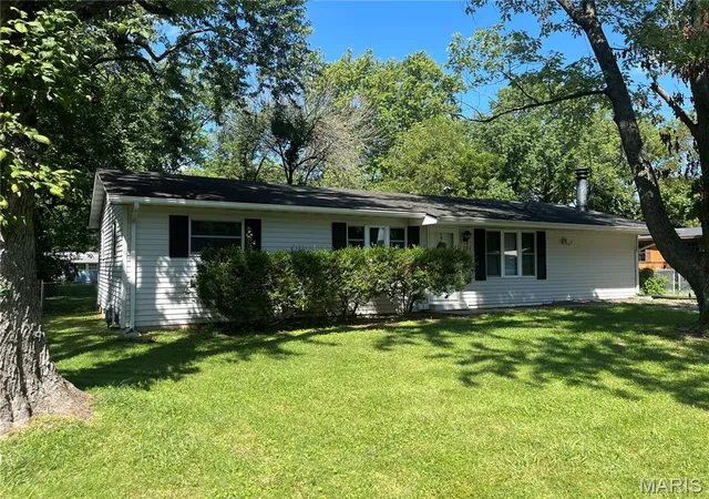 1st image of 121 Richmond Dr, Fairview Heights, IL 62208 | MLS# MIS26054561