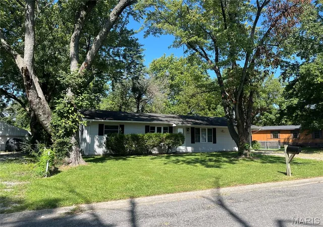 Photo 3 of Sale Pending at 121 Richmond Dr, Fairview Heights, IL 62208 | MLS# MIS26054561 | Listing updated on 2026-09-05