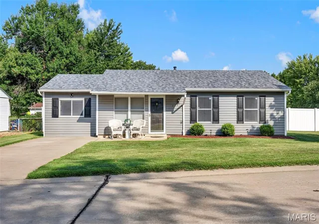 Photo 1 of Single family home for sale at 2 Lone Elk Ln, St Peters, MO 63376 | MLS# MIS26054591 | Listing updated on 2026-08-30