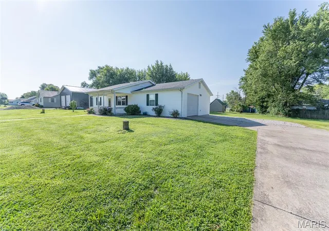 Photo 3 of Single family home for sale at 406 E Trades Dr, Belle, MO 65013 | MLS# MIS26054618 | Listing updated on 2026-09-08