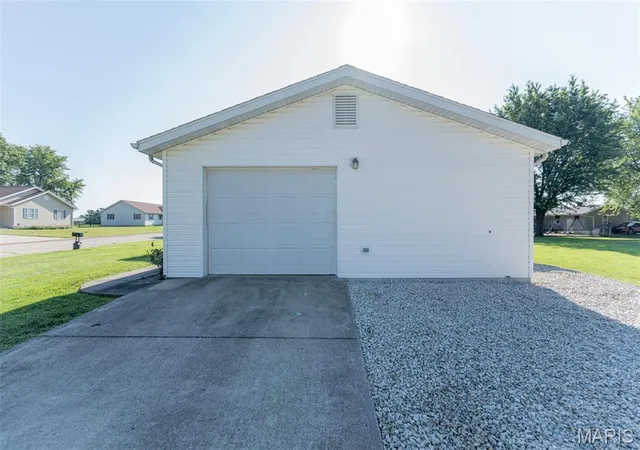 Photo 3 of Single family home for sale at 406 E Trades Dr, Belle, MO 65013 | MLS# MIS26054618 | Listing updated on 2026-09-08