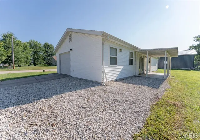 Photo 4 of Single family home for sale at 406 E Trades Dr, Belle, MO 65013 | MLS# MIS26054618 | Listing updated on 2026-09-08