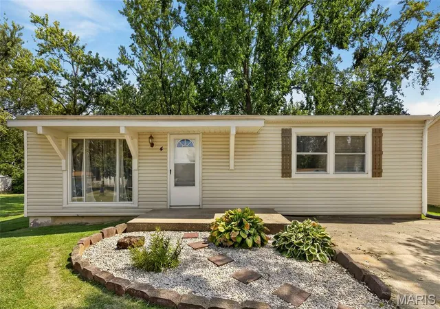 Photo 2 of Sale Pending at 4 Matchlock Dr, St Peters, MO 63376 | MLS# MIS26054620 | Listing updated on 2026-09-06
