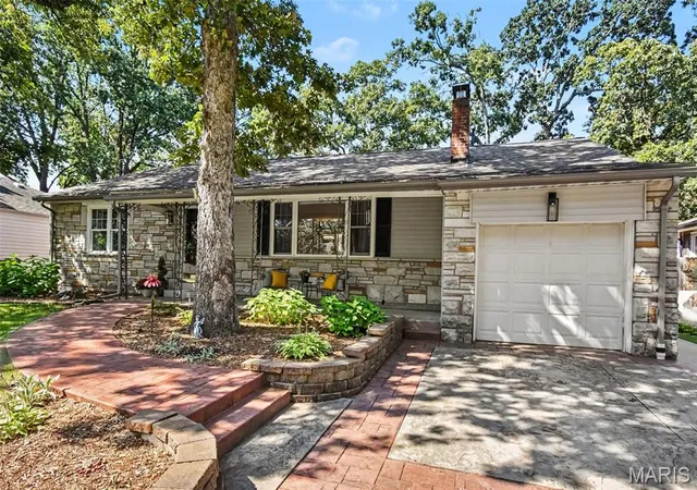 Photo 2 of Sale Pending at 1129 Cheshire Ln, Saint Louis, MO 63119 | MLS# MIS26054623 | Listing updated on 2026-09-22