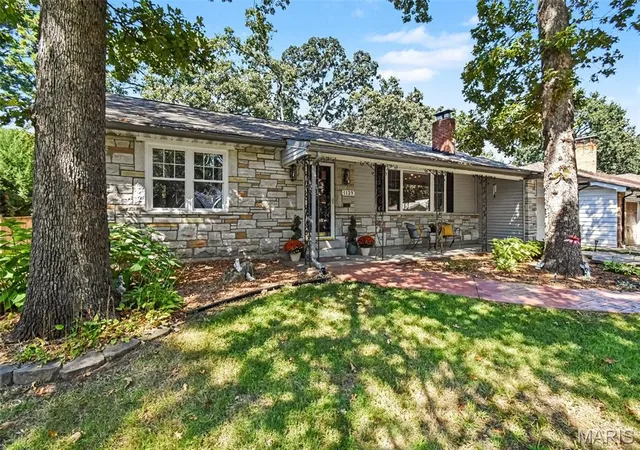 Photo 3 of Sale Pending at 1129 Cheshire Ln, Saint Louis, MO 63119 | MLS# MIS26054623 | Listing updated on 2026-09-22