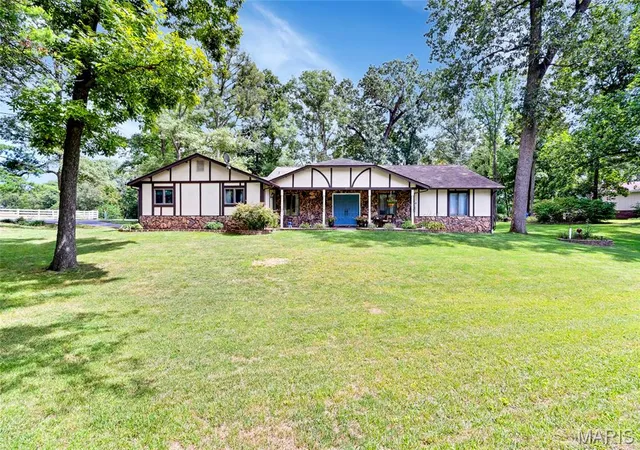 1st image of 100 Lakewood Dr, Columbia, IL 62236 | MLS# MIS26054631