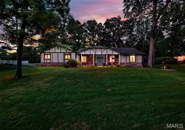 2nd image of 100 Lakewood Dr, Columbia, IL 62236 | MLS# MIS26054631