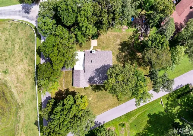 5th image of 100 Lakewood Dr, Columbia, IL 62236 | MLS# MIS26054631