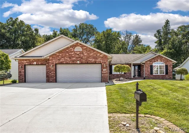 Photo 1 of Single family home for sale at 58 Oak Leaf Dr, Maryville, IL 62062 | MLS# MIS26054639 | Listing updated on 2026-09-24