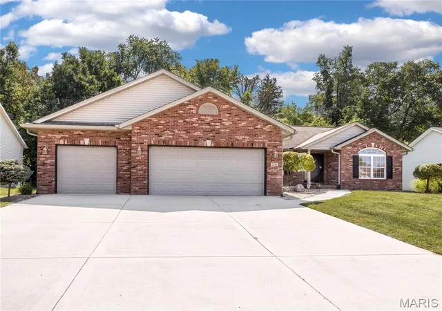 Photo 3 of Single family home for sale at 58 Oak Leaf Dr, Maryville, IL 62062 | MLS# MIS26054639 | Listing updated on 2026-09-24
