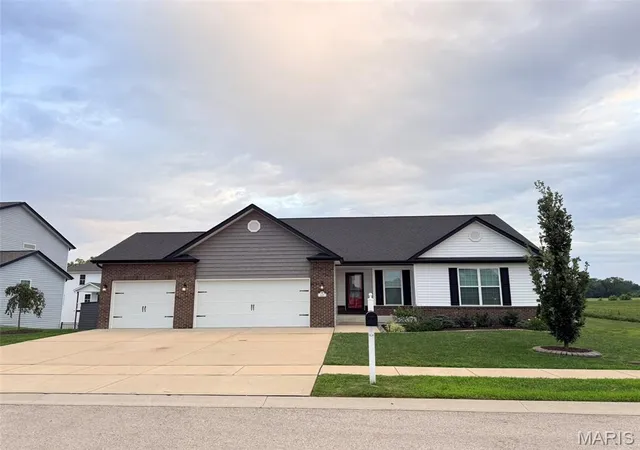 Photo 1 of Sale Pending at 625 Monarch Dr, O'fallon, IL 62269 | MLS# MIS26054640 | Listing updated on 2026-09-05
