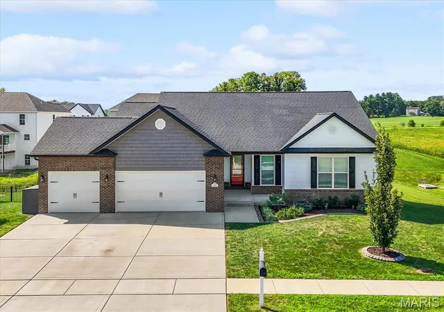 Photo 2 of Sale Pending at 625 Monarch Dr, O'fallon, IL 62269 | MLS# MIS26054640 | Listing updated on 2026-09-05