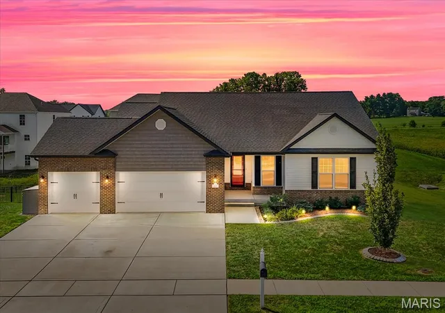 Photo 2 of Sale Pending at 625 Monarch Dr, O'fallon, IL 62269 | MLS# MIS26054640 | Listing updated on 2026-09-05