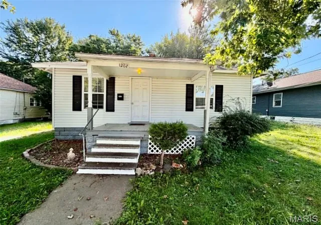 1st image of 1202 N Madison St, Litchfield, IL 62056 | MLS# MIS26054648