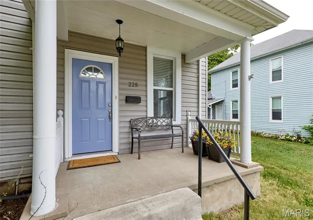 Photo 2 of Sale Pending at 225 Houston St, Saint Charles, MO 63301 | MLS# MIS26054669 | Listing updated on 2026-09-27