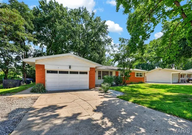 Photo 2 of Single family home for sale at 120 S Duchesne Dr, St Charles, MO 63301 | MLS# MIS26054670 | Listing updated on 2026-08-29