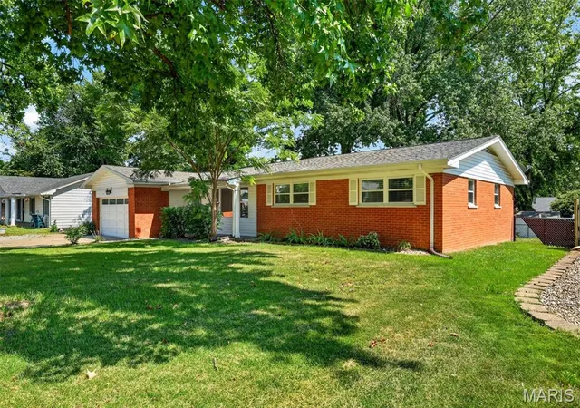 Photo 2 of Single family home for sale at 120 S Duchesne Dr, St Charles, MO 63301 | MLS# MIS26054670 | Listing updated on 2026-08-29