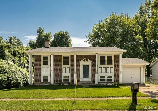 Photo 2 of Sale Pending at 1235 Greenmar Dr, Fenton, MO 63026 | MLS# MIS26054679 | Listing updated on 2026-08-30
