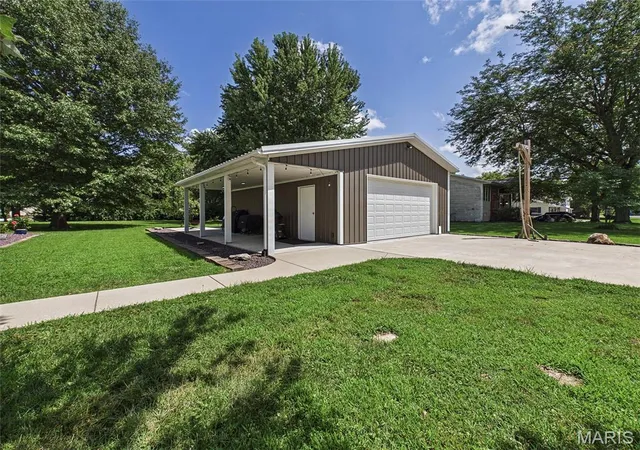 Photo 3 of Single family home for sale at 8504 Country Ln, Troy, IL 62294 | MLS# MIS26054681 | Listing updated on 2026-10-01