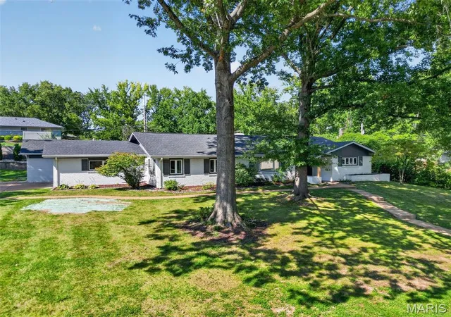 2nd image of 8 Haven View Dr, Creve Coeur, MO 63141 | MLS# MIS26054705