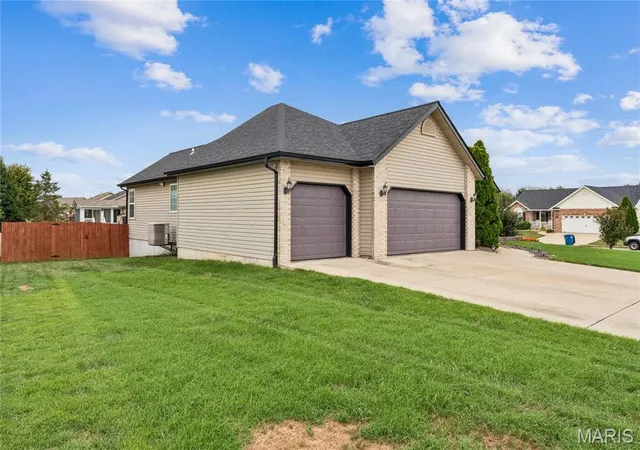 Photo 3 of Single family home for sale at 6700 Crossington Ln, Maryville, IL 62062 | MLS# MIS26054707 | Listing updated on 2026-10-05