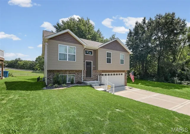 Photo 2 of Single family home for sale at 245 Madison Ave, Glen Carbon, IL 62034 | MLS# MIS26054727 | Listing updated on 2026-08-28