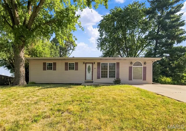 Photo 2 of Single family home for sale at 320 View Point Ln, Lake Saint Louis, MO 63367 | MLS# MIS26054735 | Listing updated on 2026-09-08