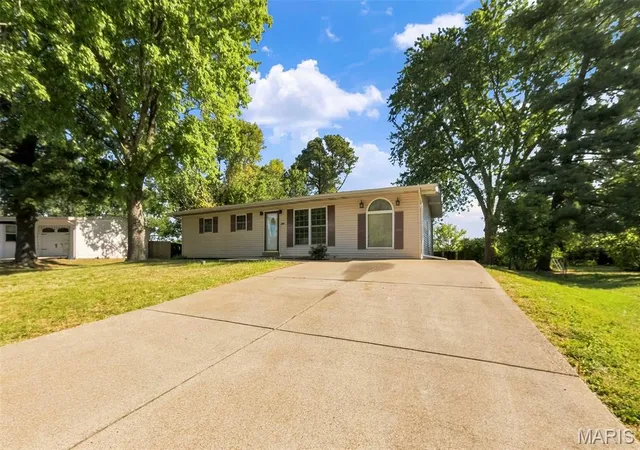 Photo 3 of Single family home for sale at 320 View Point Ln, Lake Saint Louis, MO 63367 | MLS# MIS26054735 | Listing updated on 2026-09-21