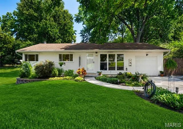 1st image of 816 Barby Ln, St Louis, MO 63122 | MLS# MIS26054746