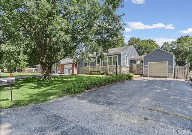 Photo 1 of Sale Pending at 1137 Pine Dr, Belleville, IL 62220 | MLS# MIS26054753 | Listing updated on 2026-09-01