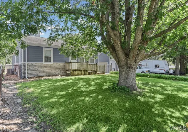 Photo 3 of Sale Pending at 1137 Pine Dr, Belleville, IL 62220 | MLS# MIS26054753 | Listing updated on 2026-09-01