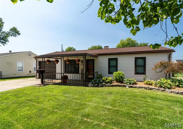 Photo 2 of Single family home for sale at 2913 Saratoga St, Granite City, IL 62040 | MLS# MIS26054765 | Listing updated on 2026-09-07