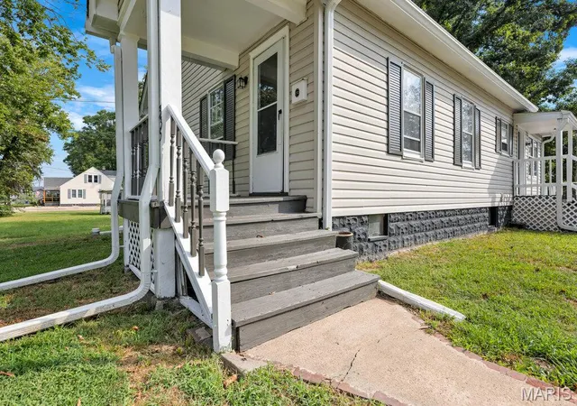 Photo 2 of Sale Pending at 335 S Spencer St, Bethalto, IL 62010 | MLS# MIS26054781 | Listing updated on 2026-10-06