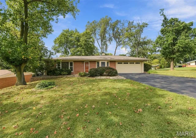 Photo 1 of Sale Pending at 1 Barbary Ln, Saint Louis, MO 63146 | MLS# MIS26054784 | Listing updated on 2026-09-27