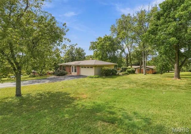 Photo 2 of Sale Pending at 1 Barbary Ln, Saint Louis, MO 63146 | MLS# MIS26054784 | Listing updated on 2026-09-27